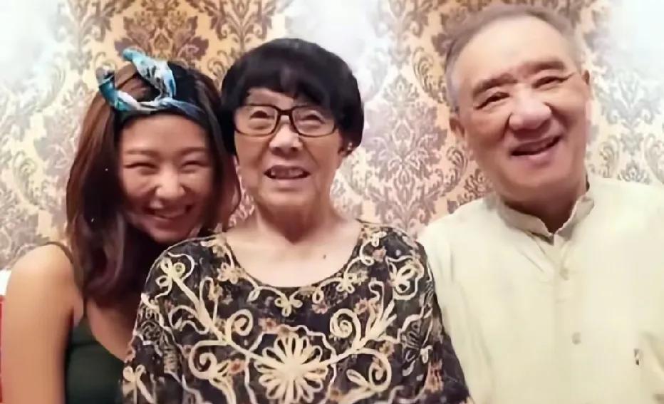 刘欢女儿刘一丝与外公、外婆的一张留影，刘一丝1991年出生，早年曾赴美国读书。这