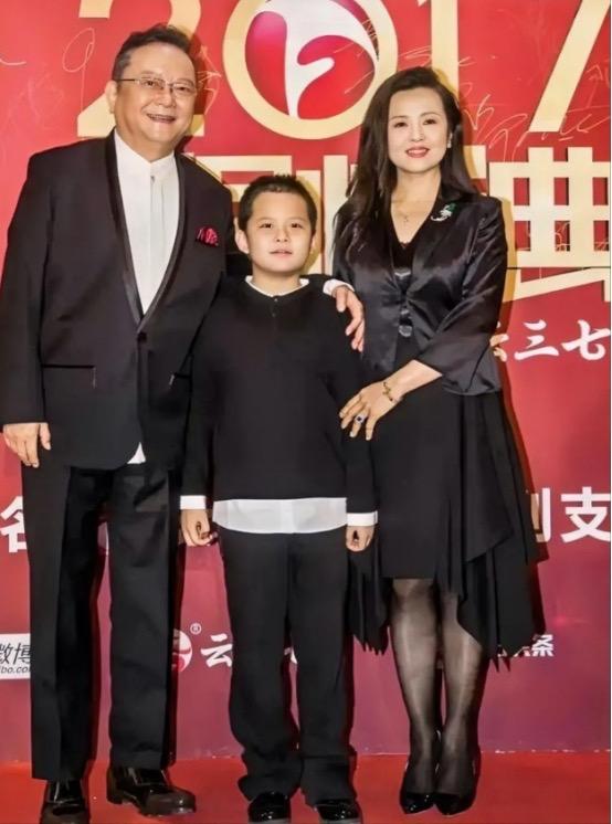77岁的王刚，60岁的时候得了一子，本以为晚年可以安享清福，没想到现在17岁的儿