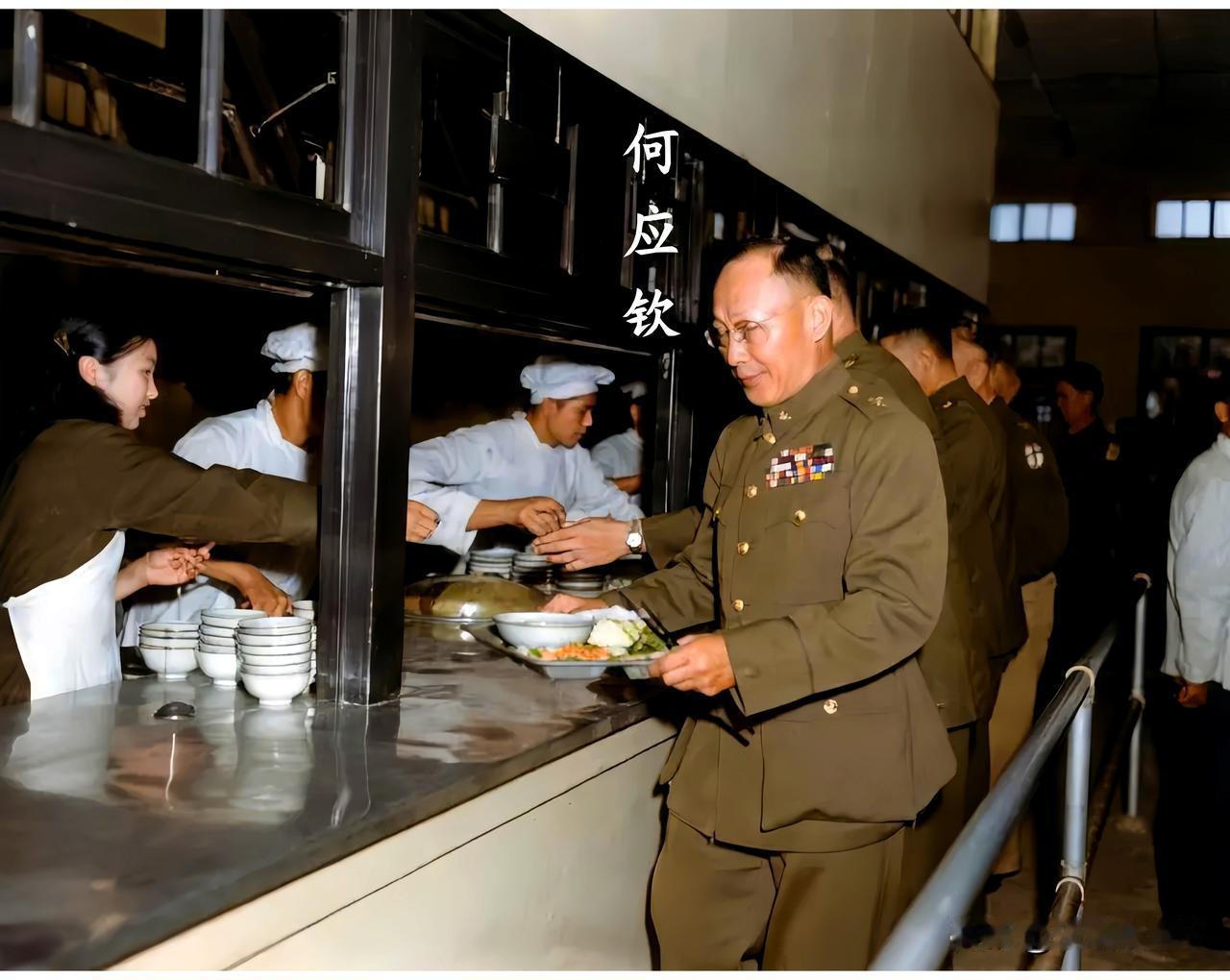 一九四八年，南京，在食堂打饭的何应钦。大家都好好的瞧瞧！这不是演戏，也不是电视剧