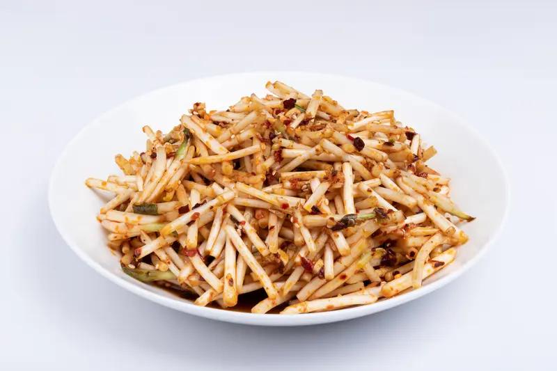 折耳根好吃吗？这真是个两极分化的问题。在中国美食界，它常年稳居“最难吃蔬菜榜”前