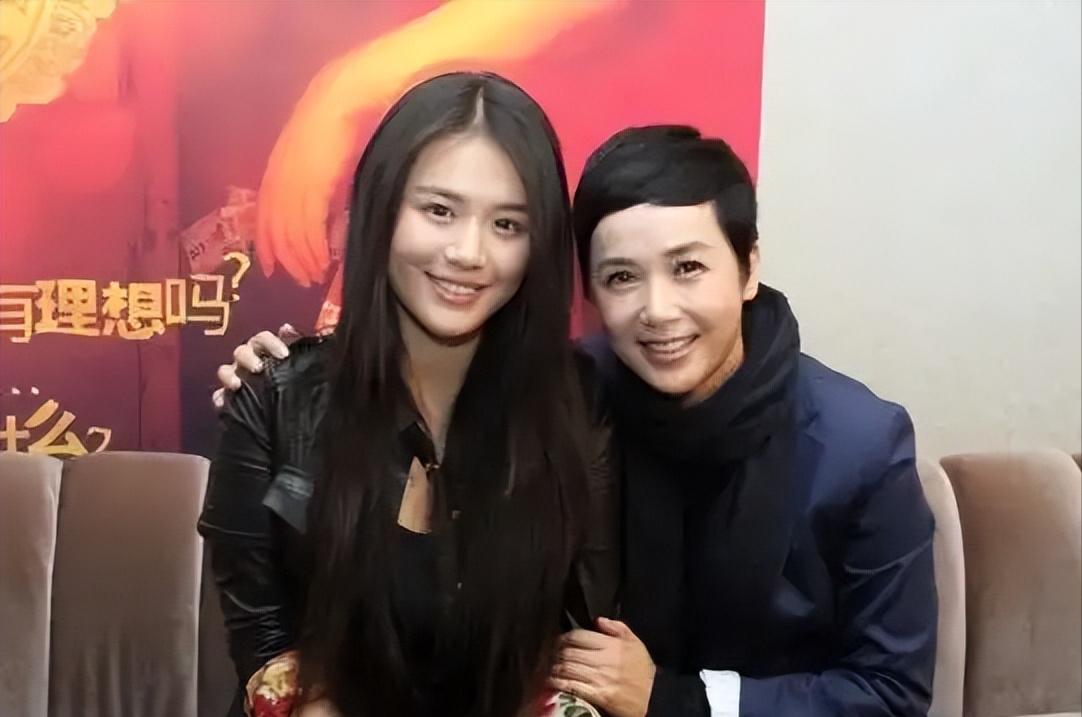 2016年，蒋雯丽把公司刚套现的13亿，大方地拿出1.2亿大方送给自己的外甥女马