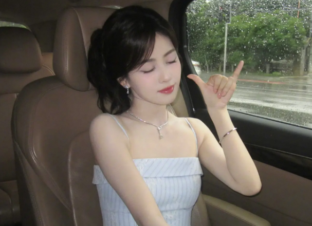 白鹿晒剧组聚会照与曾舜晞合照吸睛