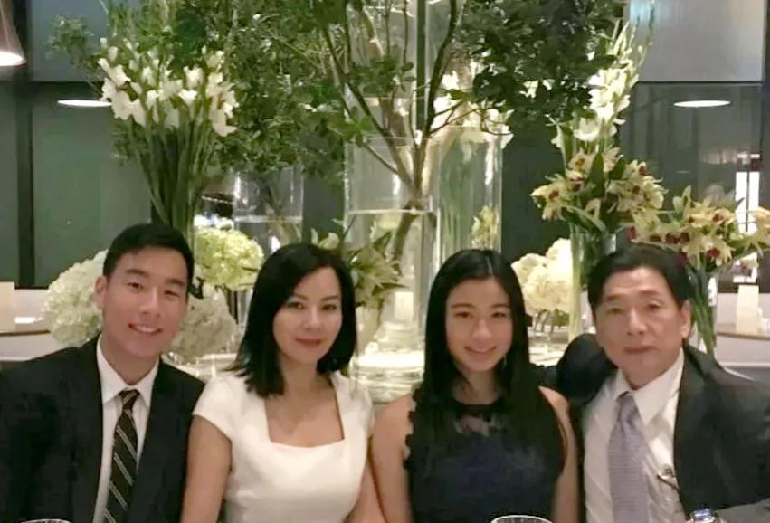 还记得这位白衣美女吗？如今过着豪门阔太的生活，儿女双全！她年轻时虽然皮肤黝黑，