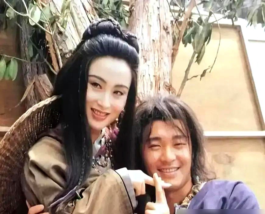 两年连拍6部戏，收工后却连句话都不说。张敏和周星驰的合作，透着股绝对的清醒。1992年，周星驰的片酬