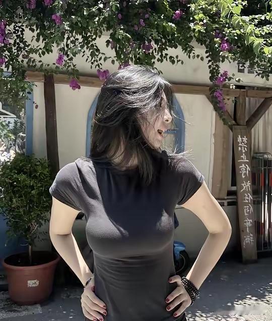 才军训完两天我家姑娘就被同系男生约着国庆去大连玩说实话，看到消息时我手里的杯