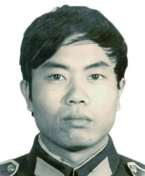 1987年，1缉毒民警，以回族老板身份打入毒贩内部，吃饭时，毒贩突然夹起一块猪肉