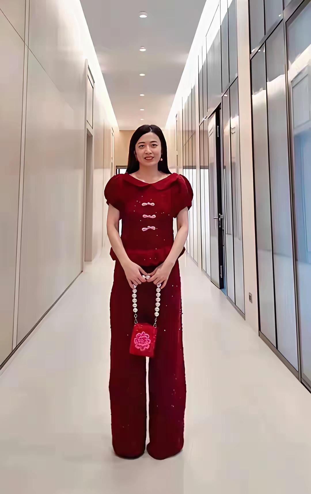 甘比确实越来越有魅力了，气质那叫一个出众。看着好舒服，这一身简洁风更加衬托出她的