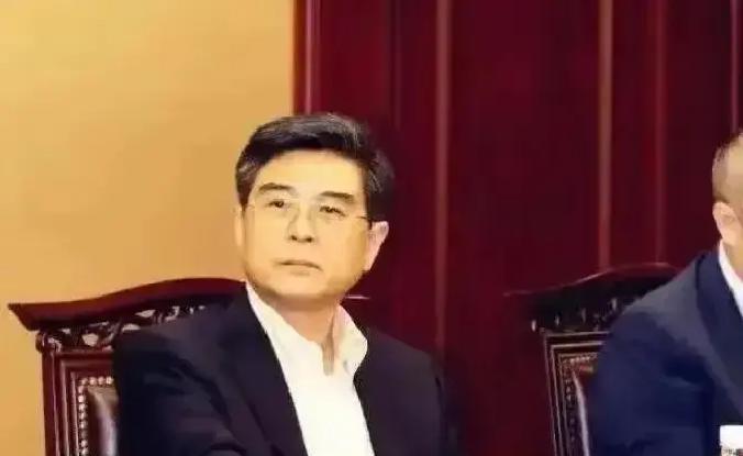 1980年，孔继宁考进军事院校，校方领导在政审时，发现他可能是毛主席的外孙，就问