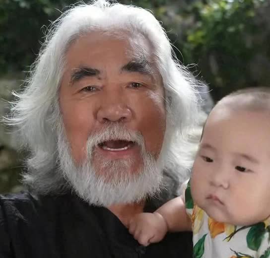 张纪中74岁寿辰，甜蜜亲吻娇妻，四子绕膝共享天伦咱们熟知的大导演张纪中老