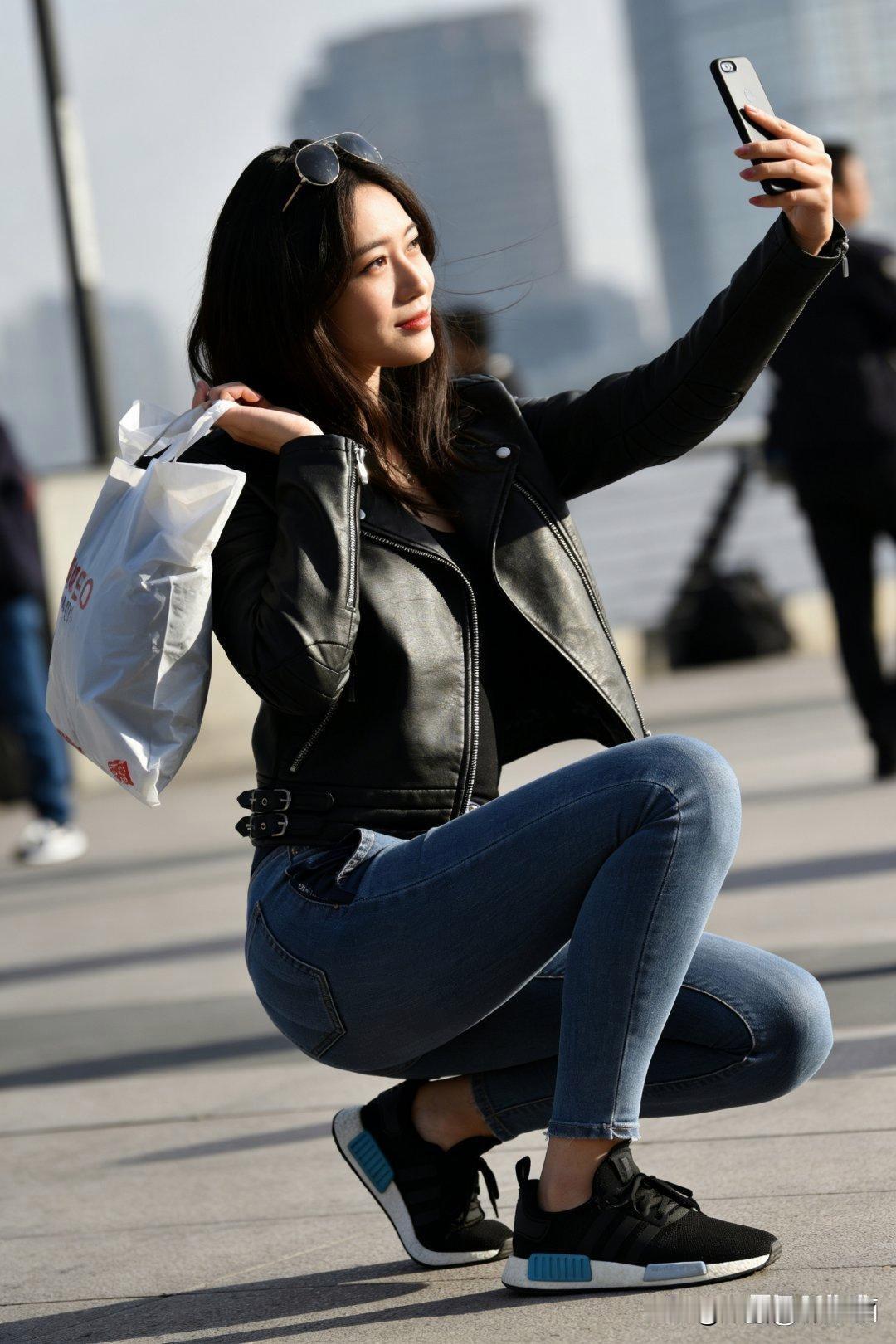 都市女孩的时尚自拍真的太绝了！就像丁笑滢那样，黑色皮夹克搭配牛仔裤，简直是酷女孩