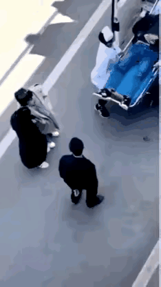 身手这么敏捷，动作这么麻利，也不像一个坐救护车要去医院急救的人啊？一个年轻的男