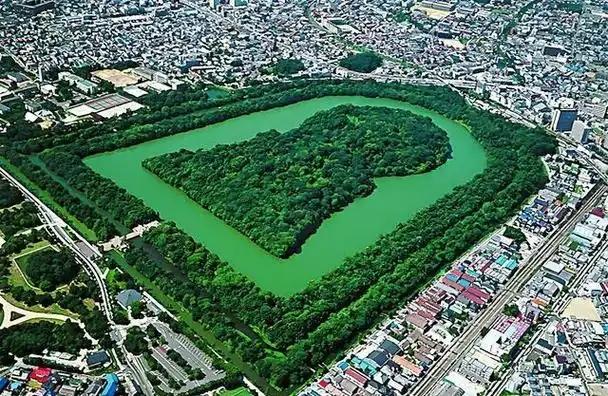 日本大阪有座超大皇陵，体量比秦始皇陵还要大。足足封存1500年，一直严禁发掘