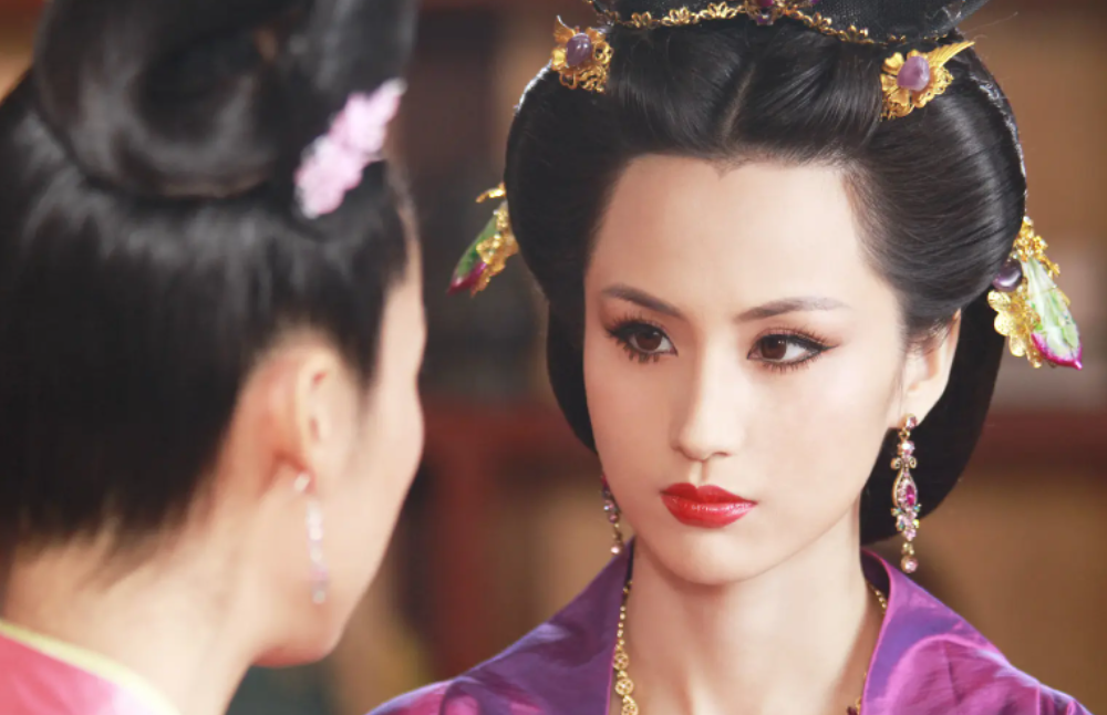 话说，炀帝登基后见各个后宫里的美女都来朝贺，就是不见宣华夫人，就问道：“宣华夫人