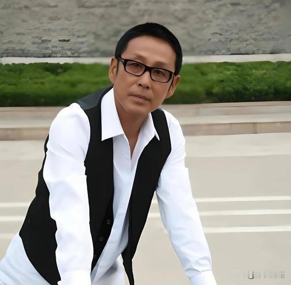 陈道明发人深省的一段话：“看动物世界，你会发现一个有趣的现象：食草动物一直在低头