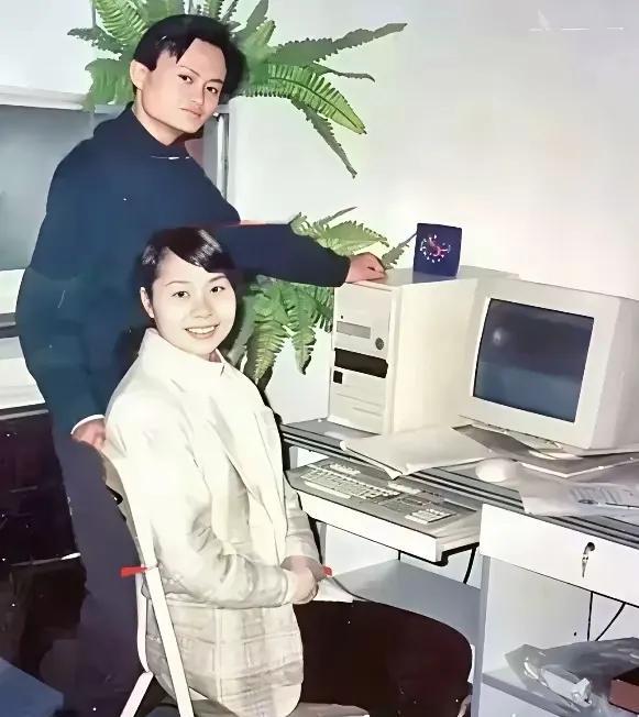 这是马云创业初期与妻子张瑛在办公室的合影，妻子张瑛一看就是一个非常贤淑的女人。家