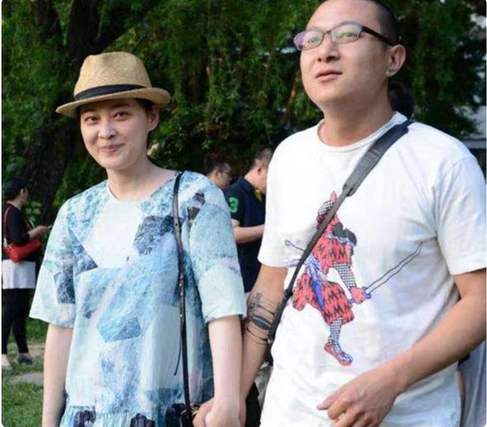 51岁梅婷在美国，一口气跑十公里脸不红，老公满身纹身，全程陪伴