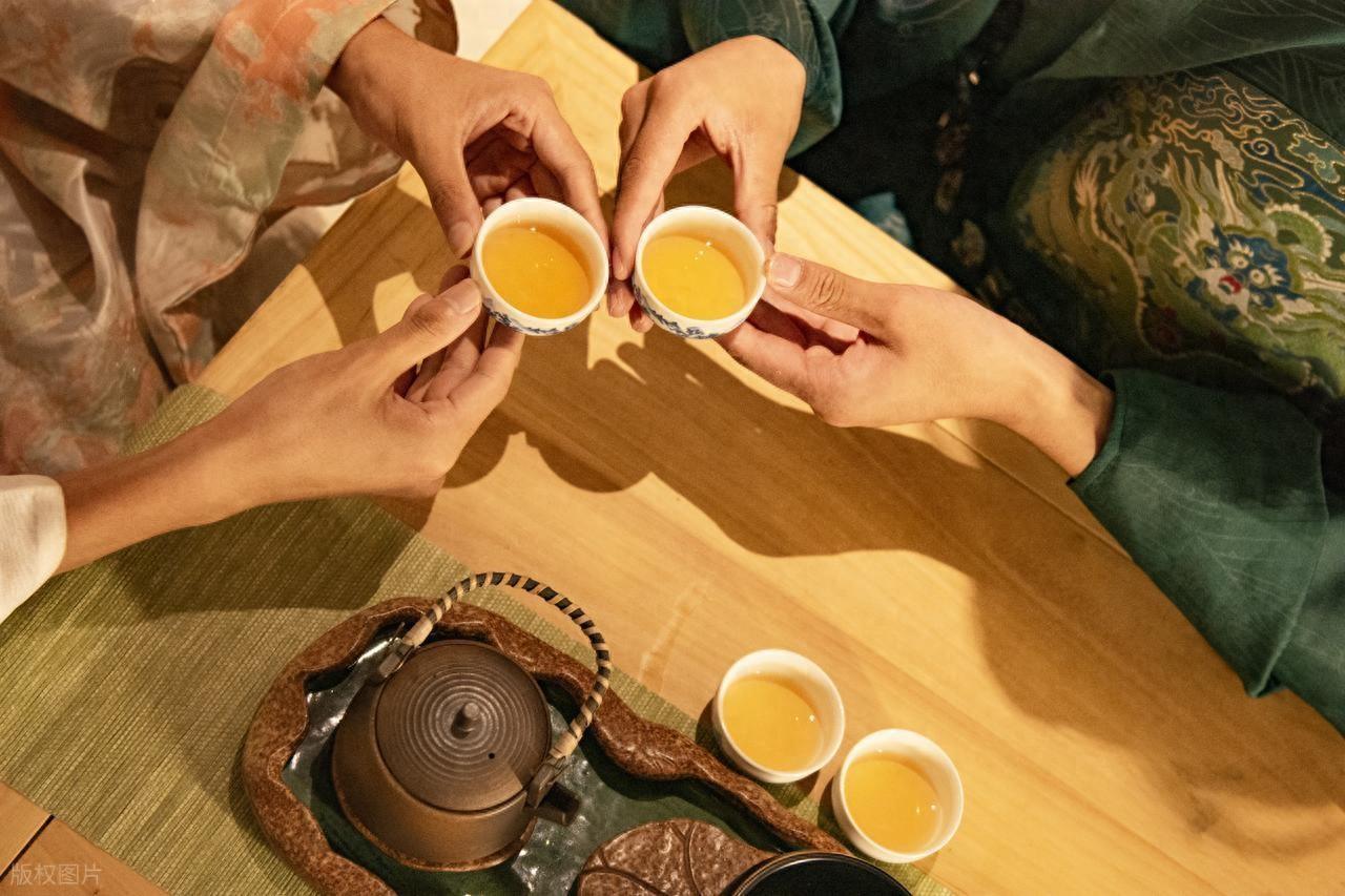 喝茶立大功？医生发现：过了60岁，多喝茶也许能有这些好处！李大爷已经70岁了