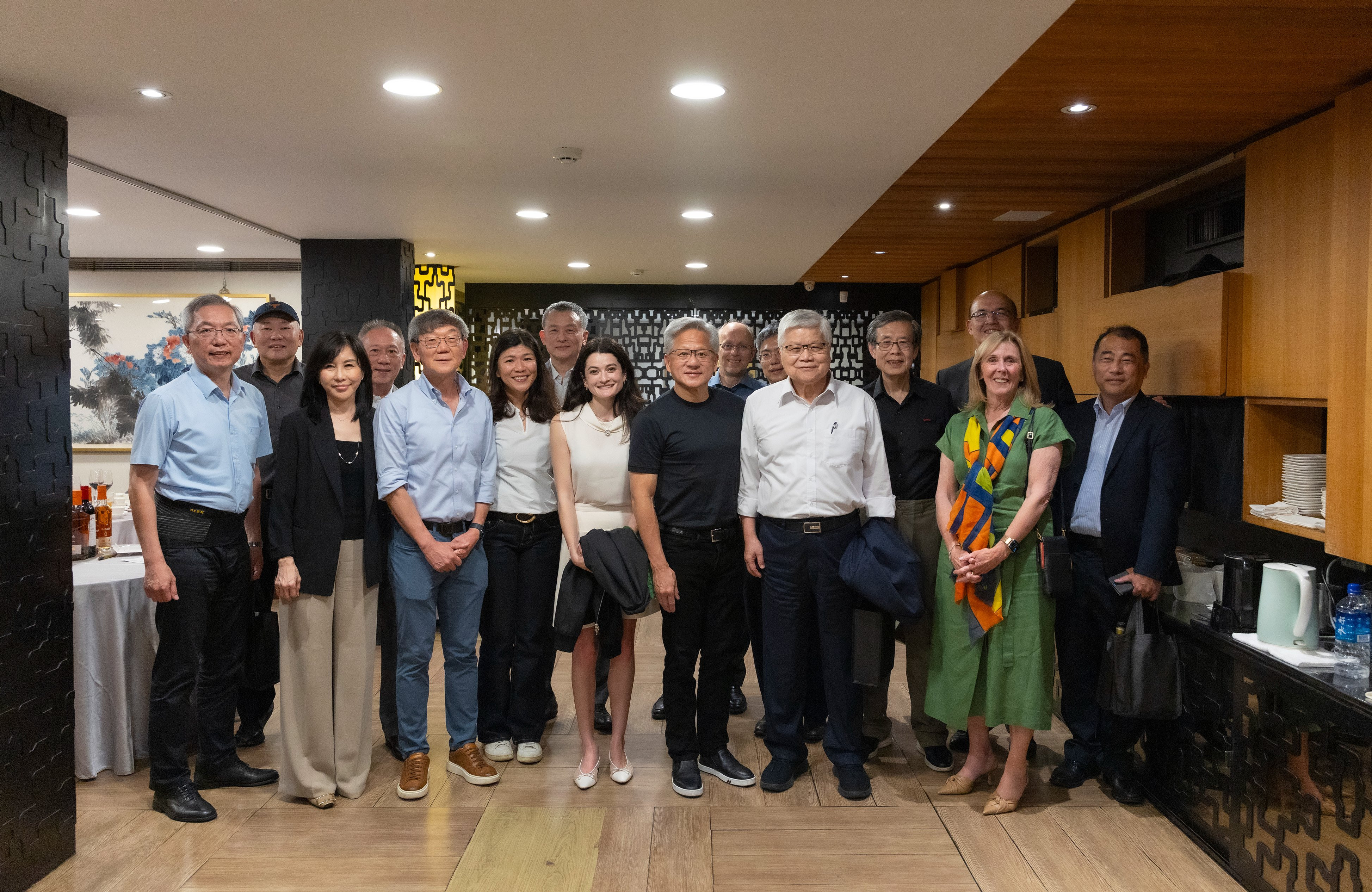 黄仁勋和台积电的高管团队一起在台北吃晚饭，这些高官有一个特点，看起来普普通通，没