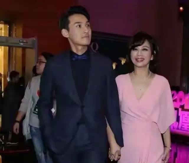 一对姐弟恋恩爱得很。两人相差8岁，已经结婚12年了，满满的幸福感。