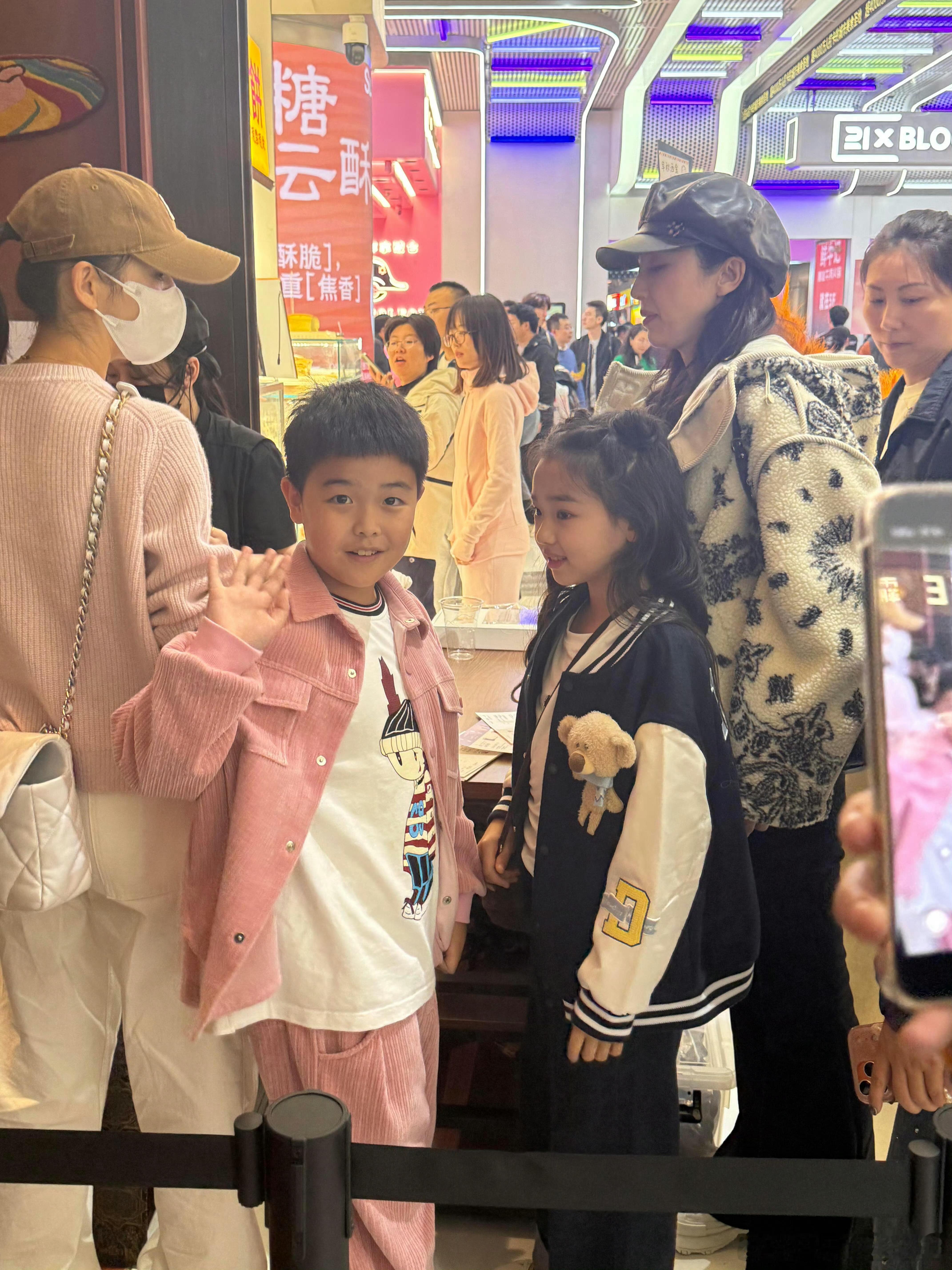 这小子咋一点佟丽娅的影子都看不出来​​​