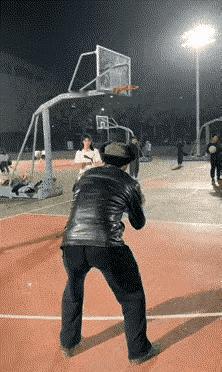 大爷：我我没老，我只是弯着腰！[捂脸哭]