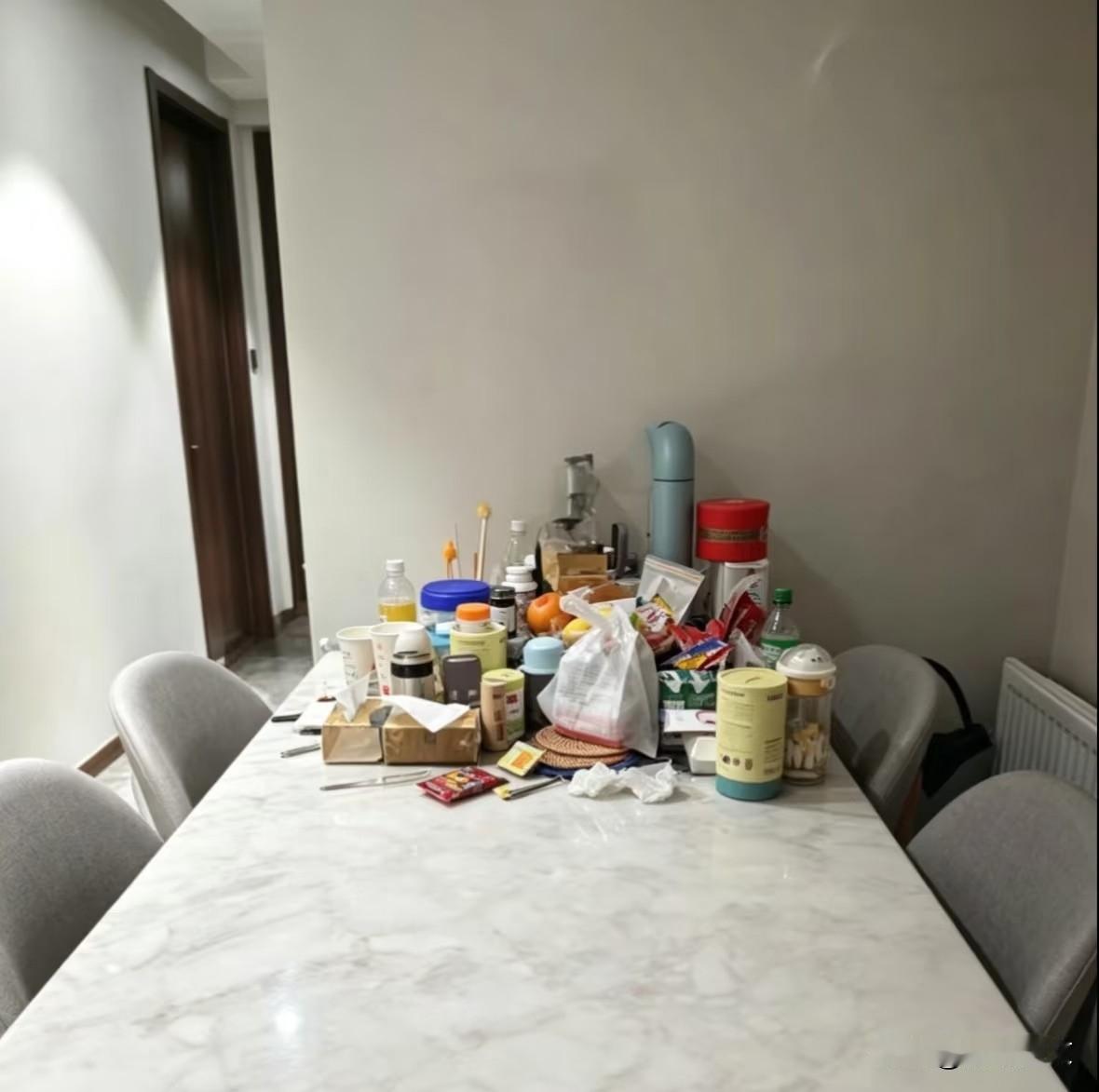 月薪3500元钟点工阿姨整理后的餐桌。她每天下午4点到我家工作3个小时说没时