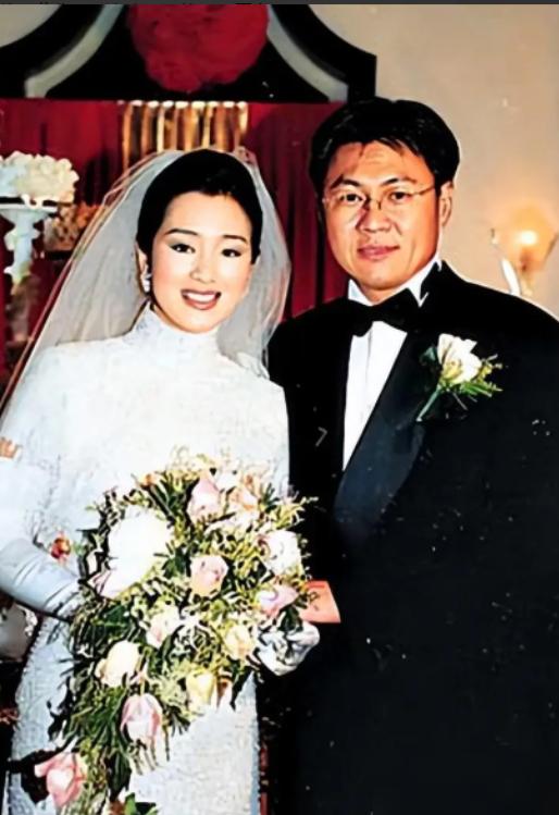 巩俐那碗备孕的中药，没有熬出孩子，却熬出了前夫黄和祥捅出的财务窟窿。你以为