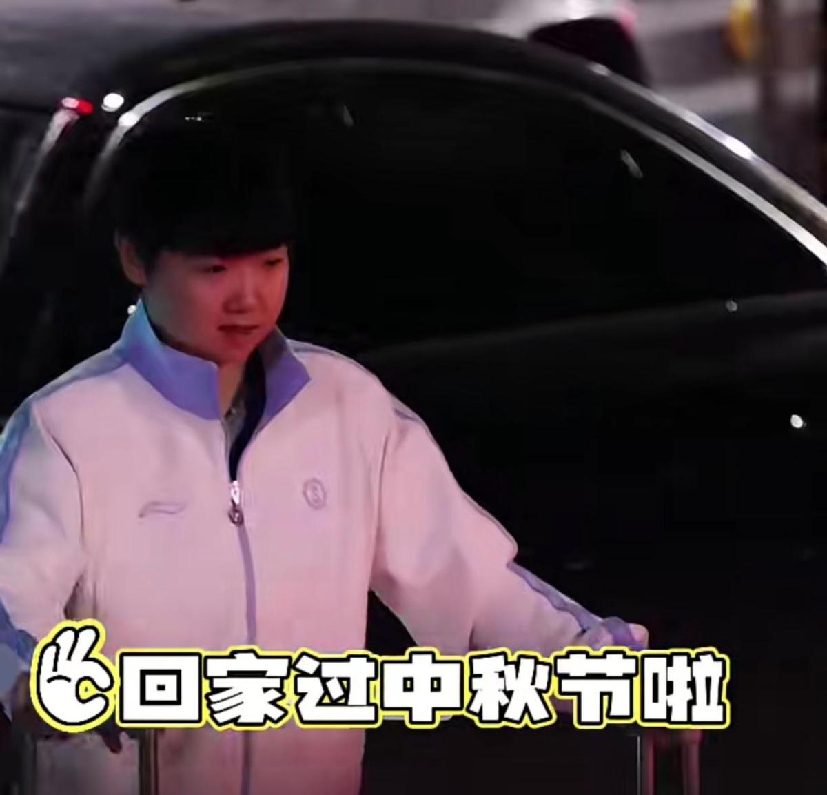 成都的雨没下大，但热搜先炸了。莎头拍完冠军照，没回北京吃月饼，直接蹲在锦江边放
