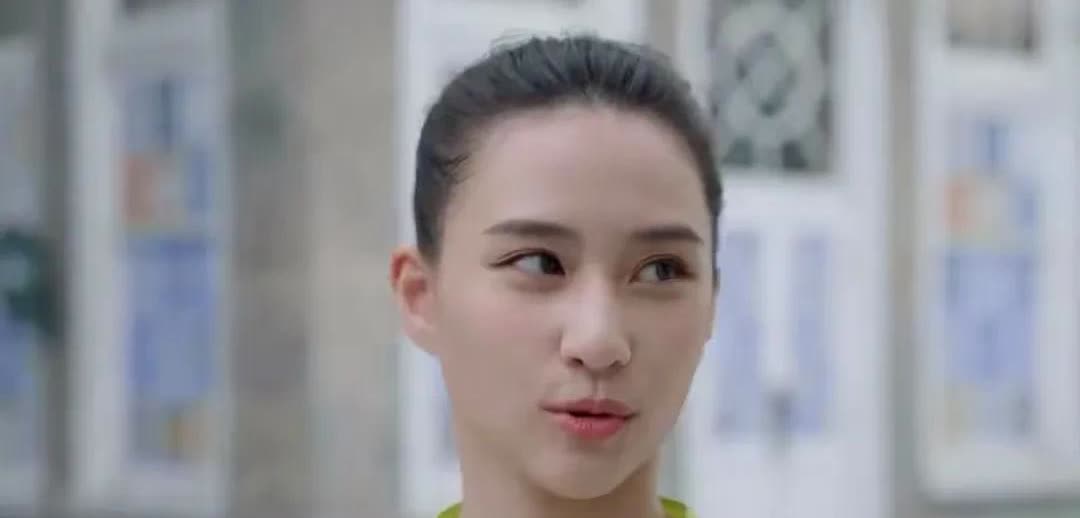 唉，地主家也没余粮了！以前搞不懂好好的富家千金闯什么娱乐圈，原来是兜里没钢镚