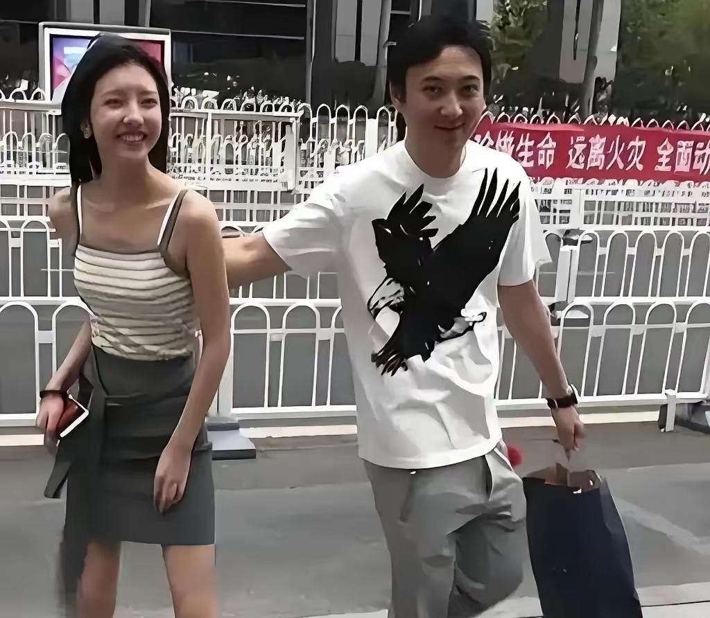 王思聪教会中国女性的，不是奢靡，而是一套冰冷的社交语法。他的规则很简单：推开未