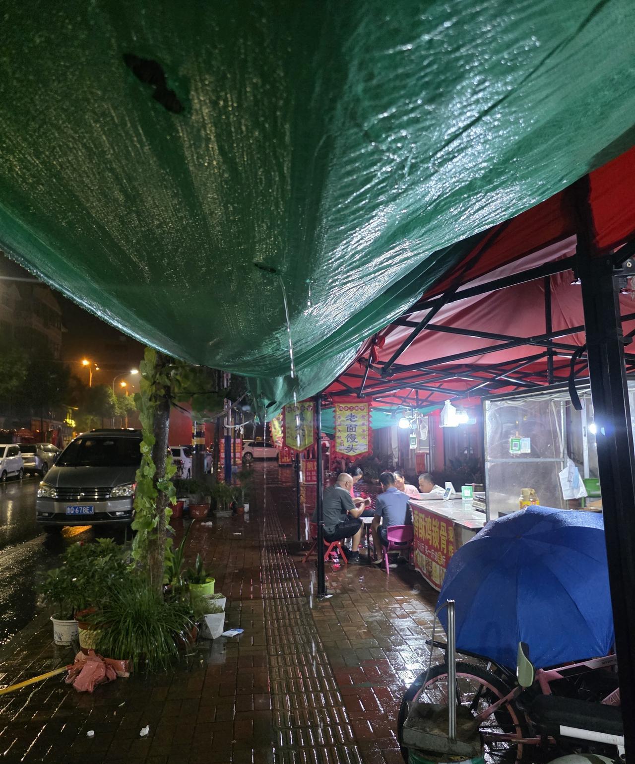这可怎么办呀，我都替乡亲们愁坏了……正是秋收时节，花生还没有刨完，玉米还没有掰