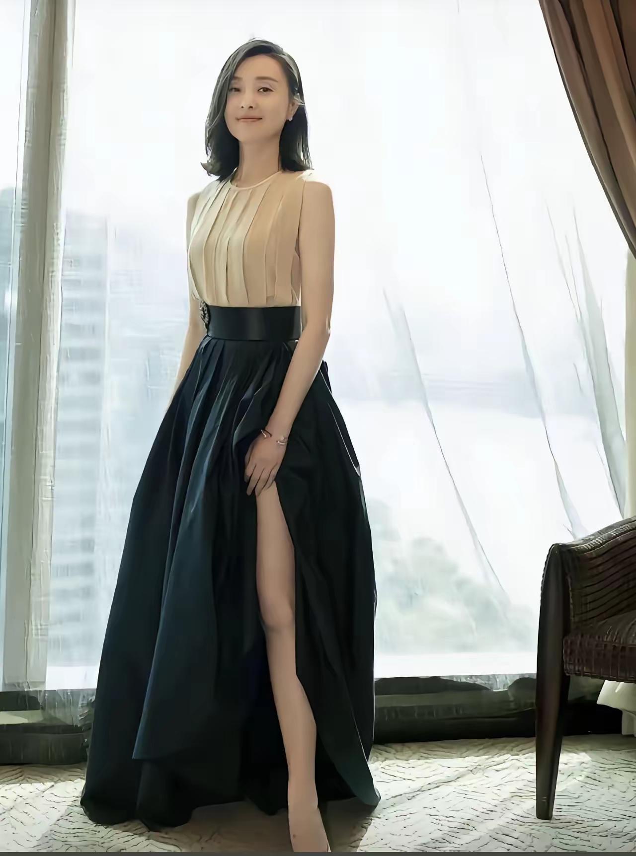 吴越今年53岁未婚未育，活得那叫一个通透。她出身上海书香门第，父亲是书画家，母亲