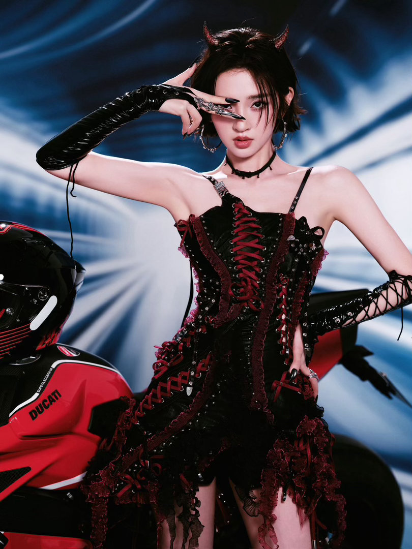 唐艺昕甜妹爆改恶女唐艺昕恶女赛道有新人了唐艺昕就这样萌萌地闯进了恶女赛道。绑带