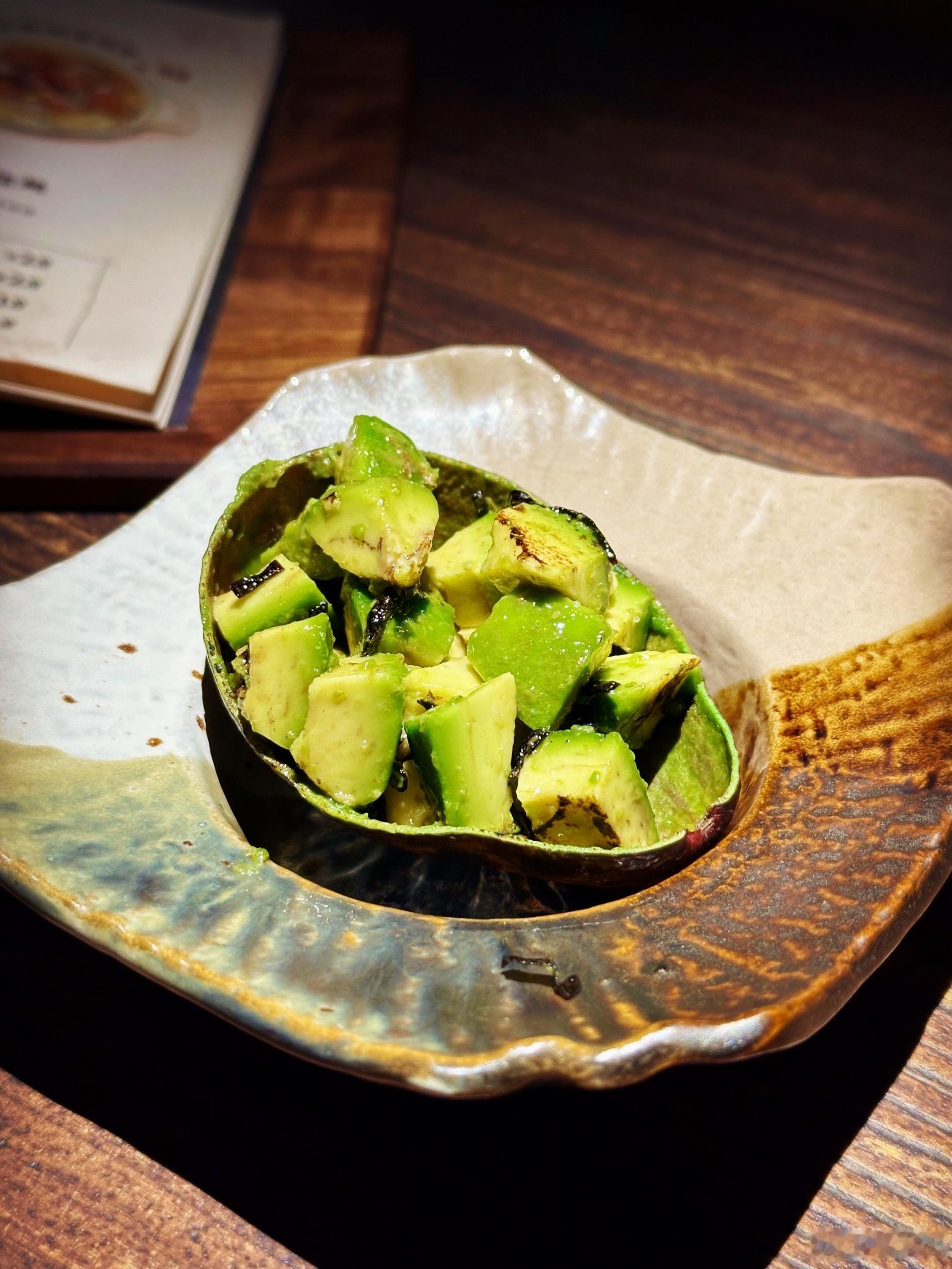 自慢原来是清酒吧为主，我去得就比较少。人家慢饮，我埋头吃饭，觉得会奇怪。现在自慢