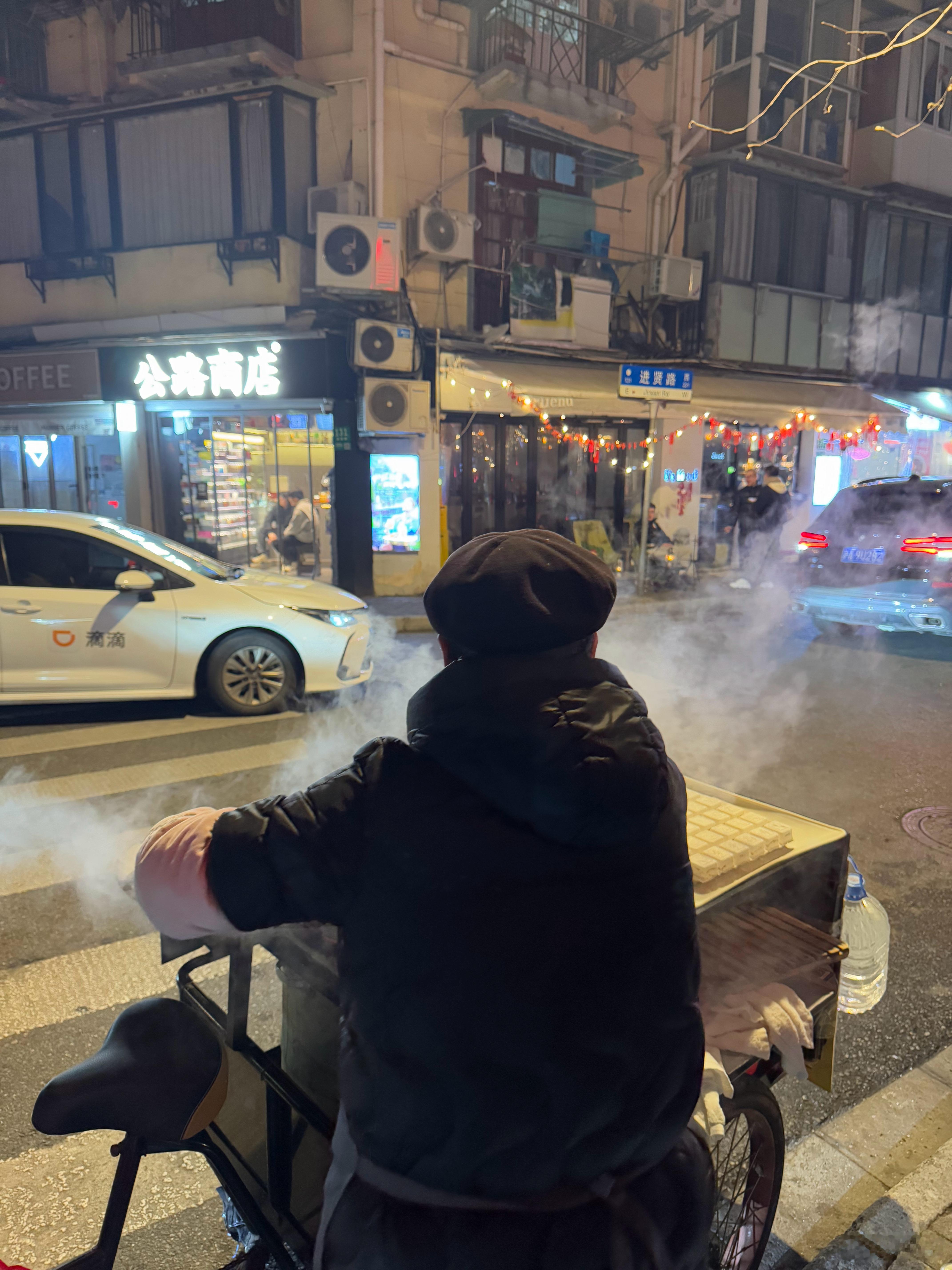 回酒店的时候，看到路边有个阿婆卖糕点，我就和阿婆买了一盒。18块。我买完，好几个