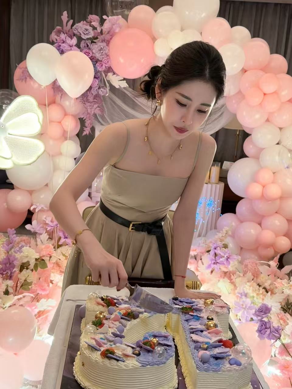 张碧晨直播被吓一大跳谁懂张碧晨推开门那一瞬间的表情管理彻底失灵！说是普通直播结