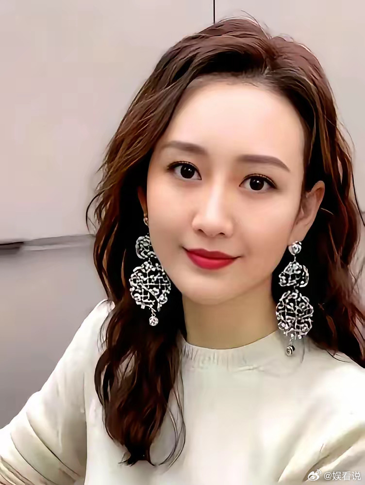 传了五年的绯闻，王鸥终于在直播间亲口终结了。3月21日，王鸥大方宣布单身，直言现