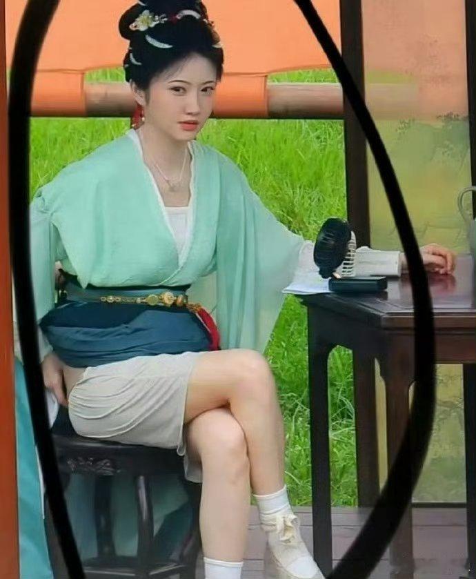 看得出来夏天拍古装戏是真的特别热啊，景甜都热的挽起裙摆了​​​