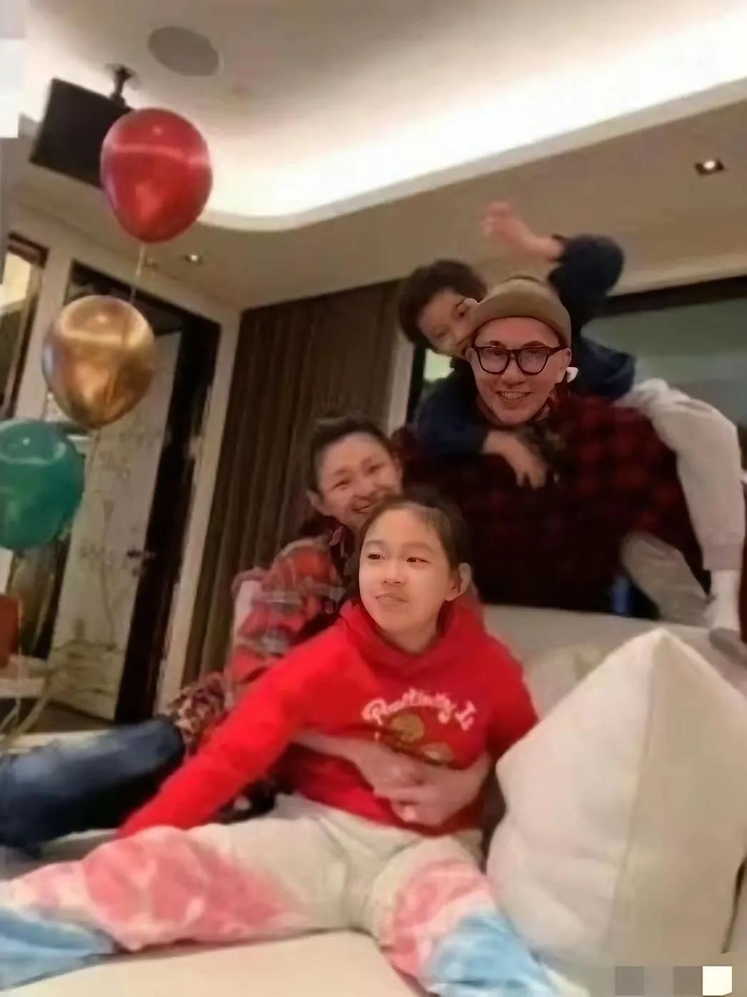 小箖箖又黑又瘦，小小年纪腰都弯了，也许是背包压弯的，侧面看到明显的弧度。要是亲妈