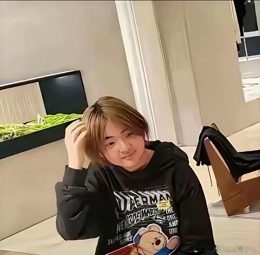 徐峥陶虹的女儿如今15岁，就读于上海某国际学校，有人说看起来更像爸爸，但是看起来