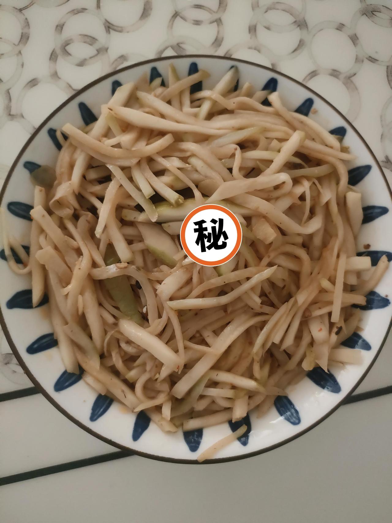 河南人冬天的快乐！这盘酸辣芥丝能下三碗饭一进冬，菜市场的芥疙瘩就堆成山啦！