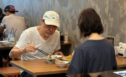 这是哪位男明星，老了之后面相变了，戴着一顶帽子，看起来有一点点凶。能认出他的肯定