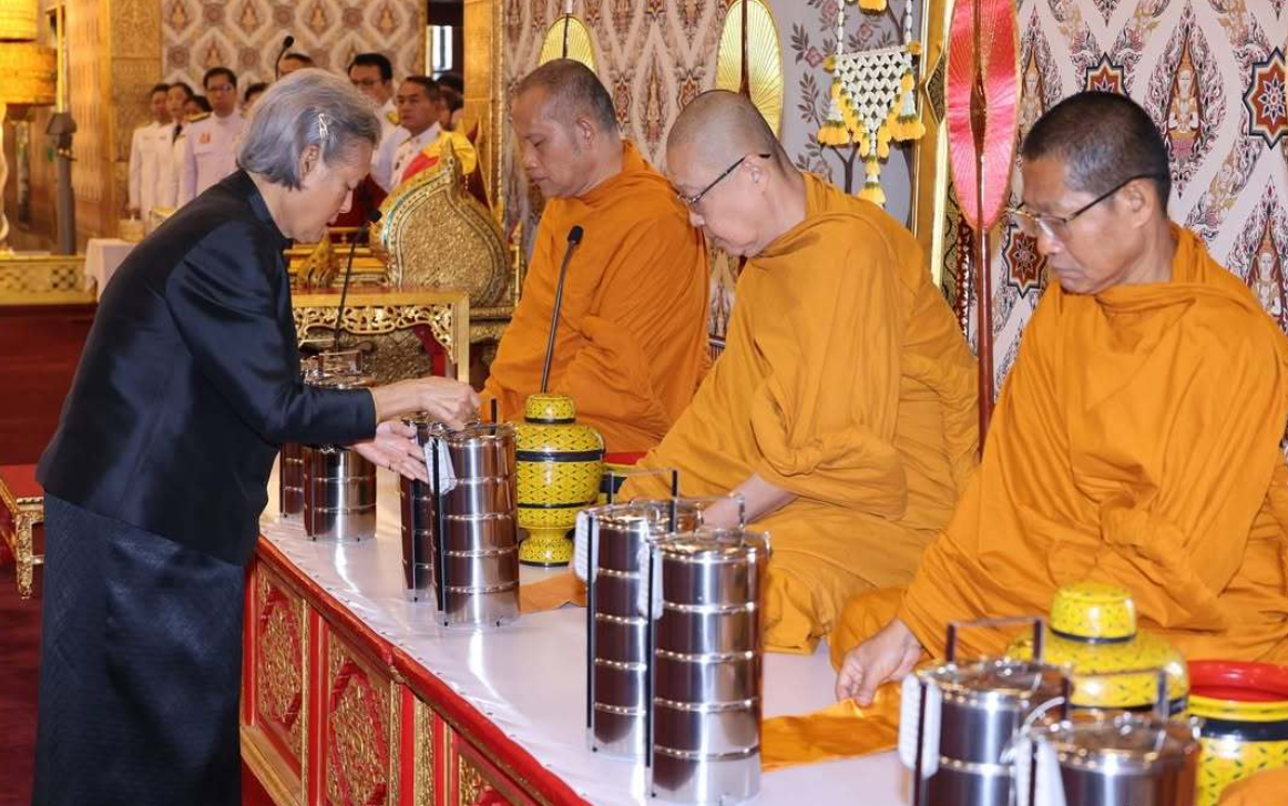 诗琳通公主为母亲守灵，满头白发别着发卡，这才是七旬老人正确的打开方式！10月27