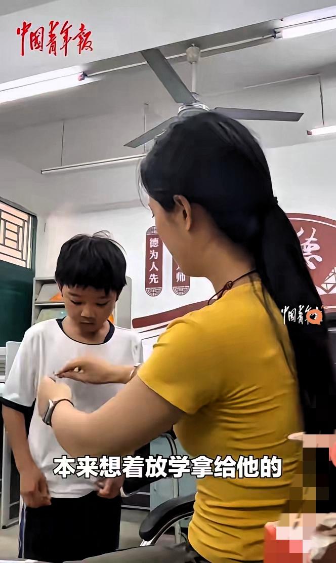 重庆这位老师火了！一件衣服，藏着比母爱更戳心的温柔重庆这位老师也太暖了吧！