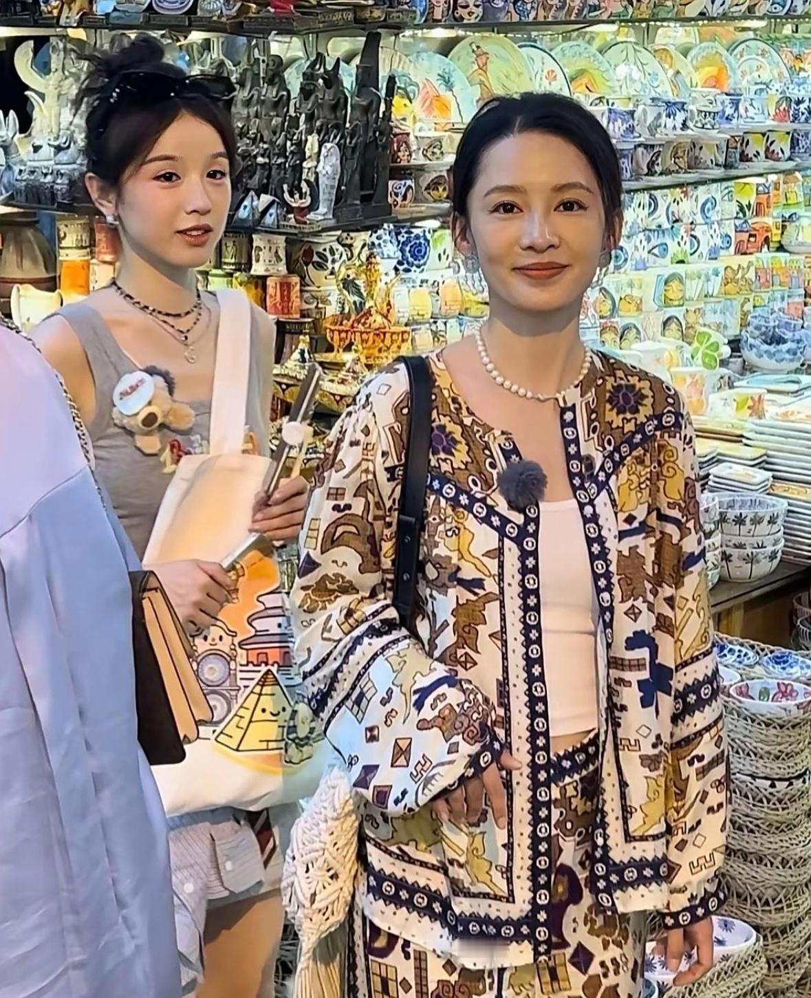 网友在国外看到了李沁，本人比电视上好看​​​