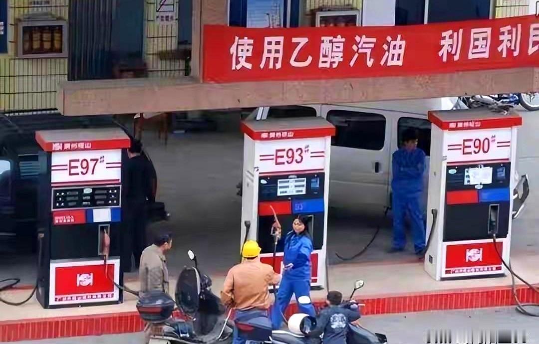 过年自驾潍坊的刘先生顺手发了两张仪表盘照片，一次是在河北加了6点63元一升的E1