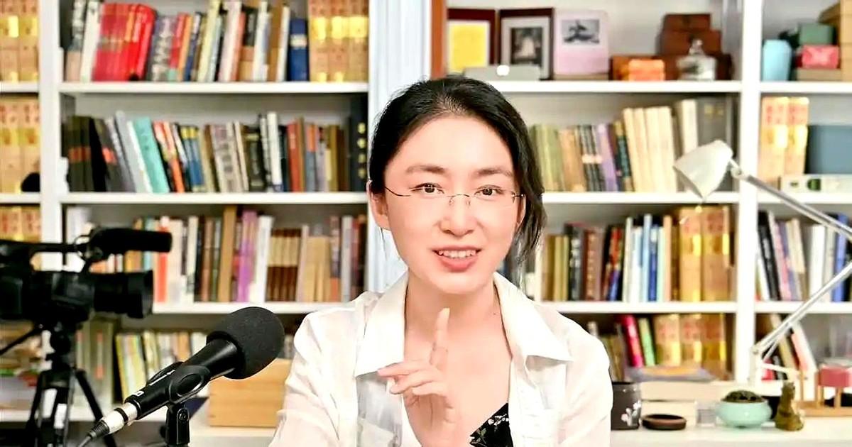 吃瓜蒙主是传统的中国知识女性，质疑西方历史真实性，主张中国传统文化优越性，批评清