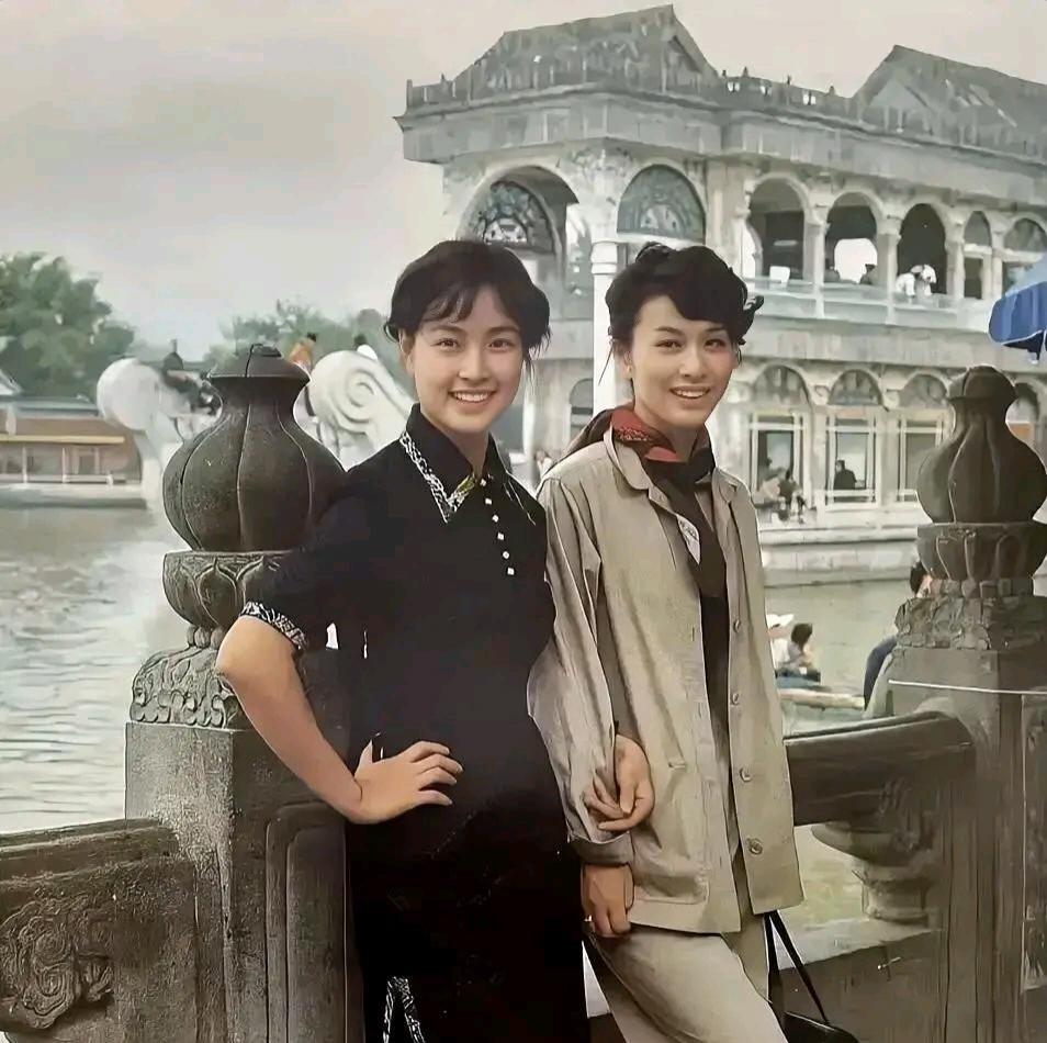 年轻时候的刘晓庆，美的不可方物可她身边这位和她比，一点也不逊色，有知道这位美女