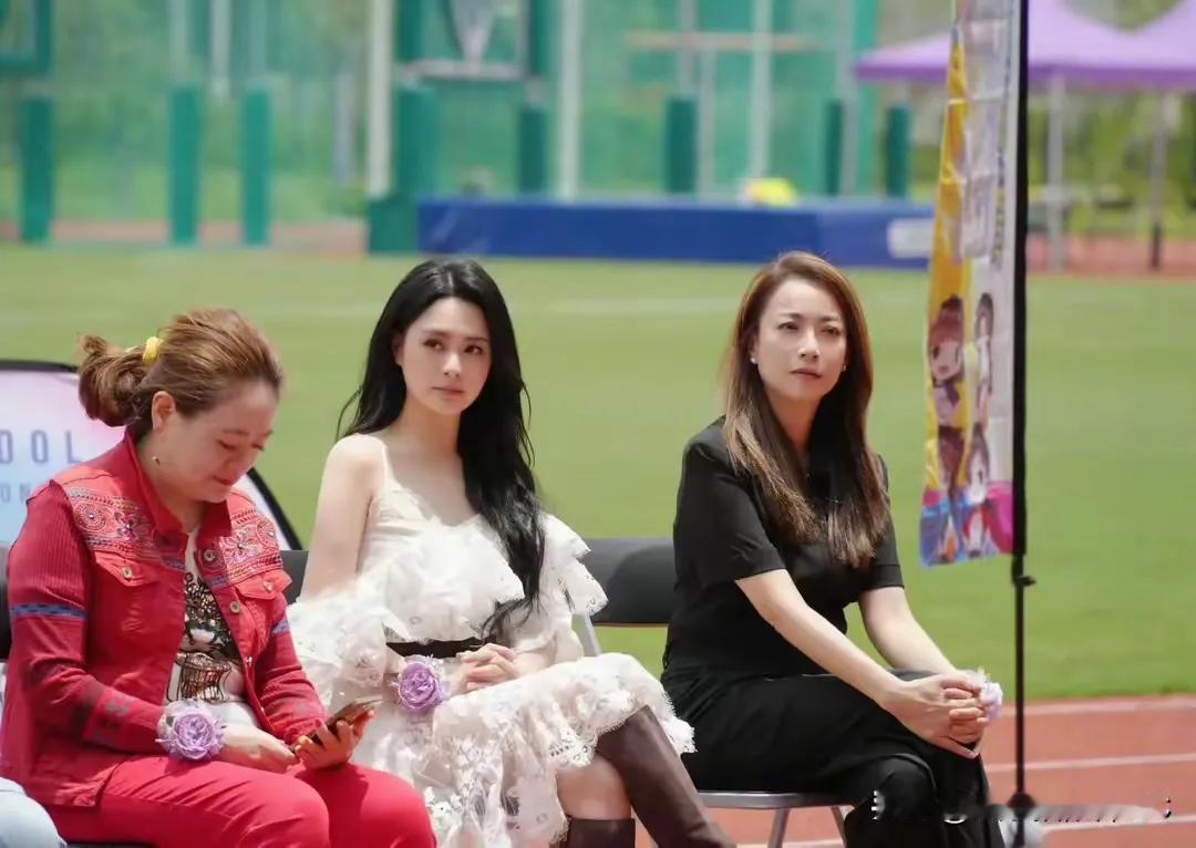 阿娇坐着仪态万千美丽动人如果让她站起来真是一言难尽呐[捂脸哭]