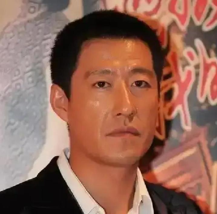 2010年的一天，于震竟对怀孕的方柏霓下了狠手，抄起凳子就砸了过去，哪怕躲避及时